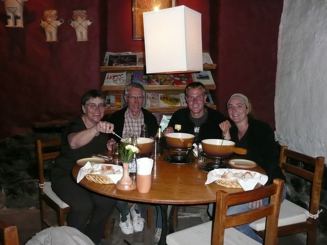 gemeinsames Fondue-Essen